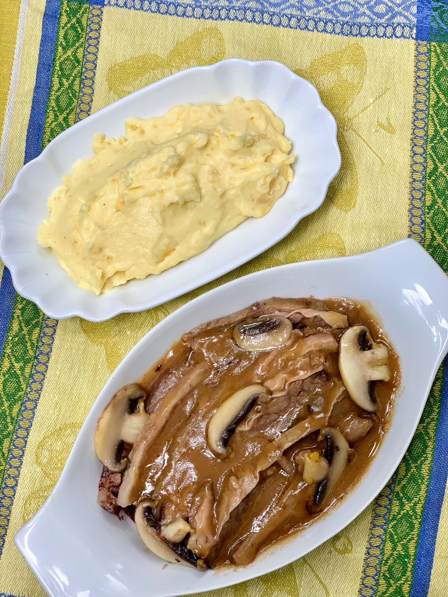 Roasted Beef Belly with Mushroom Gravy Sauce